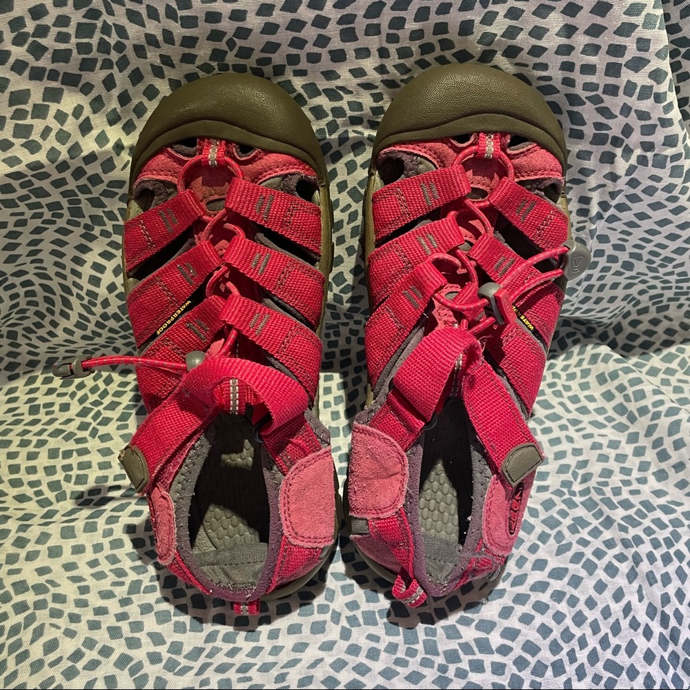 KEEN kids Big girls size 6 pink shoes